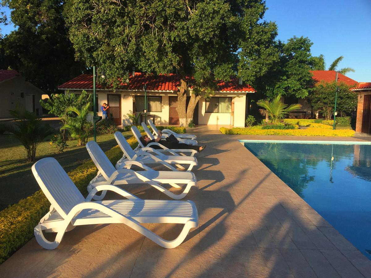 Los Jazmines Hotel Resort Warnes Exterior photo