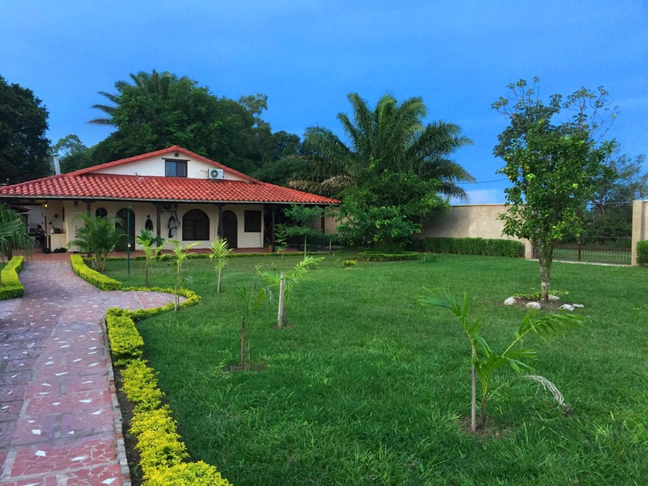 Los Jazmines Hotel Resort Warnes Exterior photo